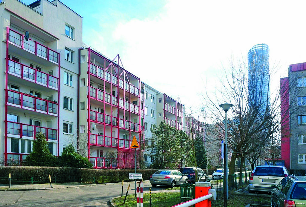 widok z ulicy na budynek, w którym mieści się oferowane do wynajęcia mieszkanie Wrocław Krzyki