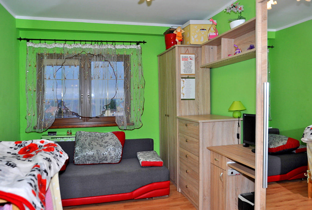 zdjęcie prezentuje pokój dla dziecka w mieszkaniu do sprzedaży Wrocław (okolice)