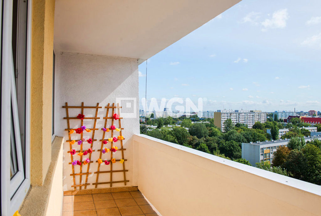 duży balkon z przepięknym widokiem na panoramę miasta w mieszkaniu do sprzedaży Wrocław urządzony niezwykle stylowo salon w mieszkaniu do sprzedaży Wrocław Krzyki