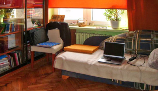 zdjęcie przedstawia umeblowany salon w mieszkaniu na sprzedaż Wrocław Stare Miasto