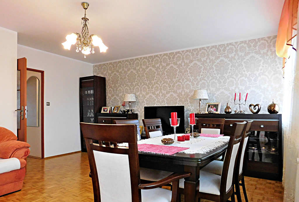 widok na salon w mieszkaniu do sprzedaży Wrocław (okolice)