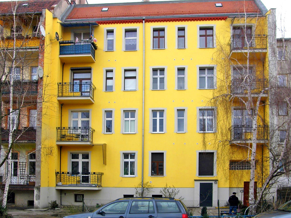 widok na kamienicę, w której znajduje się oferowane na sprzedaż mieszkanie Wrocław Śródmieście