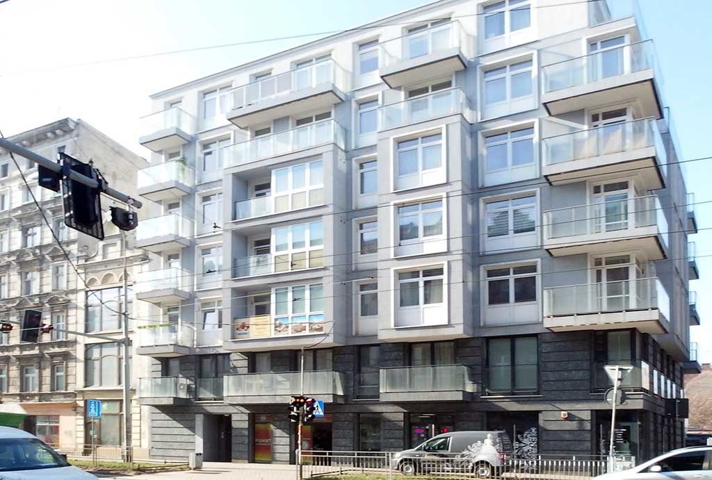 widok z ulicy na blok, w którym znajduje się oferowane na sprzedaż mieszkanie Wrocław, Śródmieście