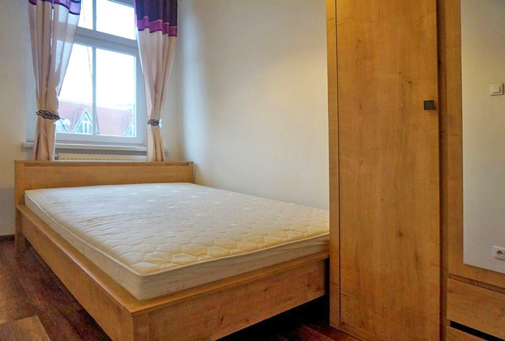 fragment zacisznej, eleganckiej sypialni w mieszkaniu na wynajem Wrocław Śródmieście