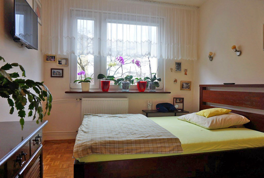 elegancka, zaciszna sypialnia w mieszkaniu do sprzedaży Wrocław Fabryczna