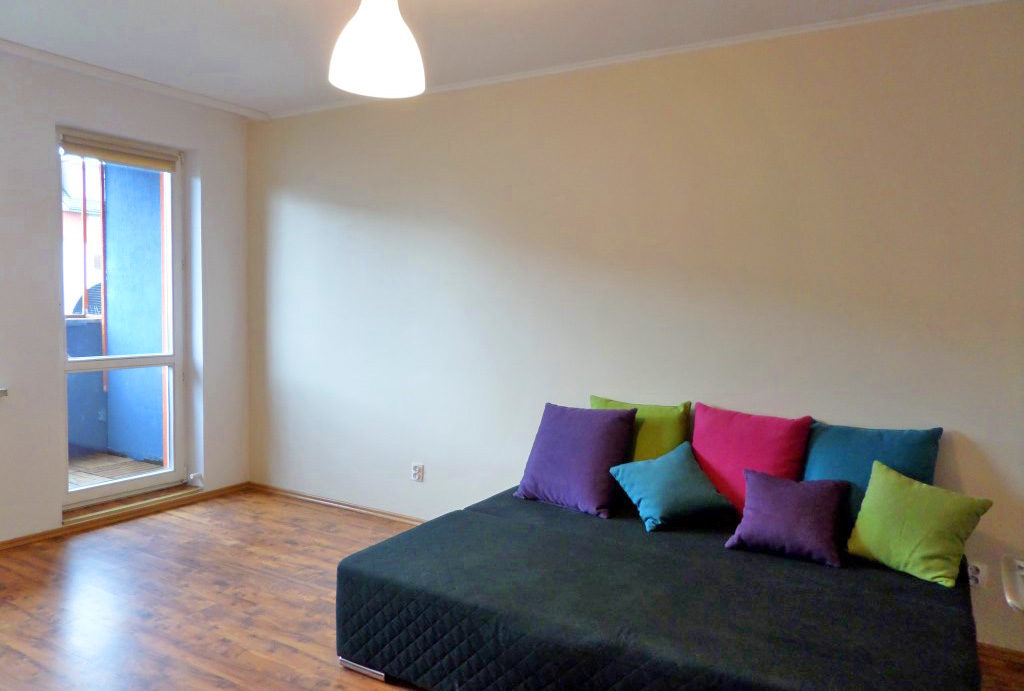 widok z innej perspektywy na komfortowy salon w mieszkaniu do wynajmu Wrocław Krzyki