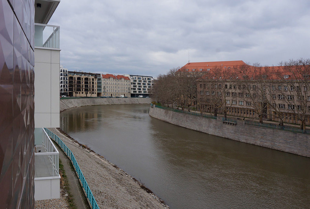 widok z tarasu na rzekę Odrę z luksusowego apartamentu na sprzedaż Wrocław Śródmieście