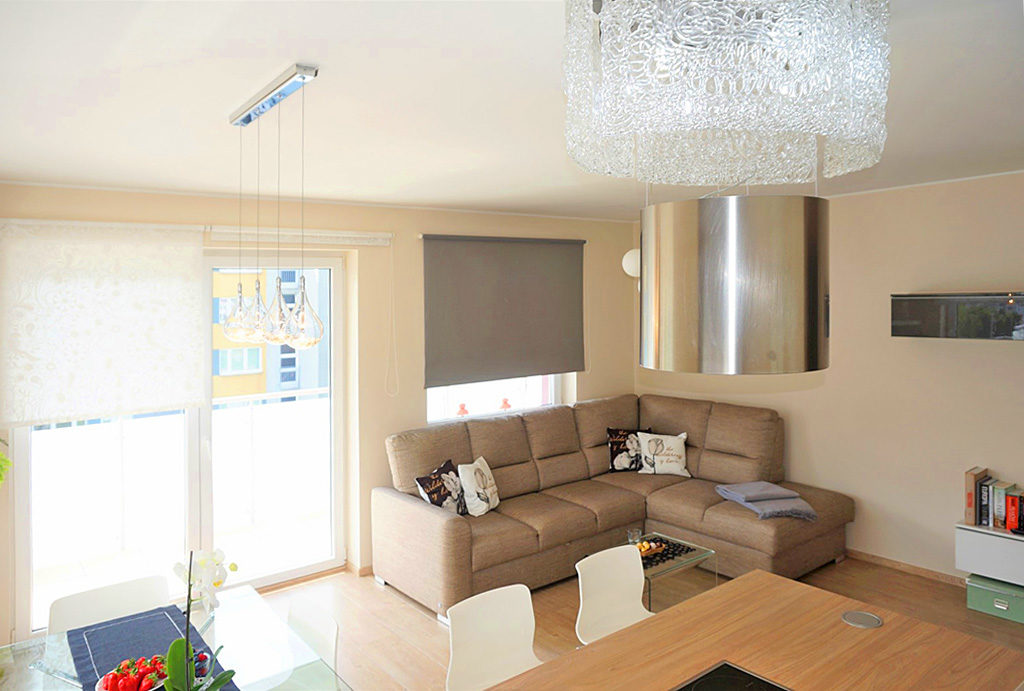 widok z innej perspektywy na komfortowy salon w mieszkaniu na sprzedaż Wrocław Krzyki