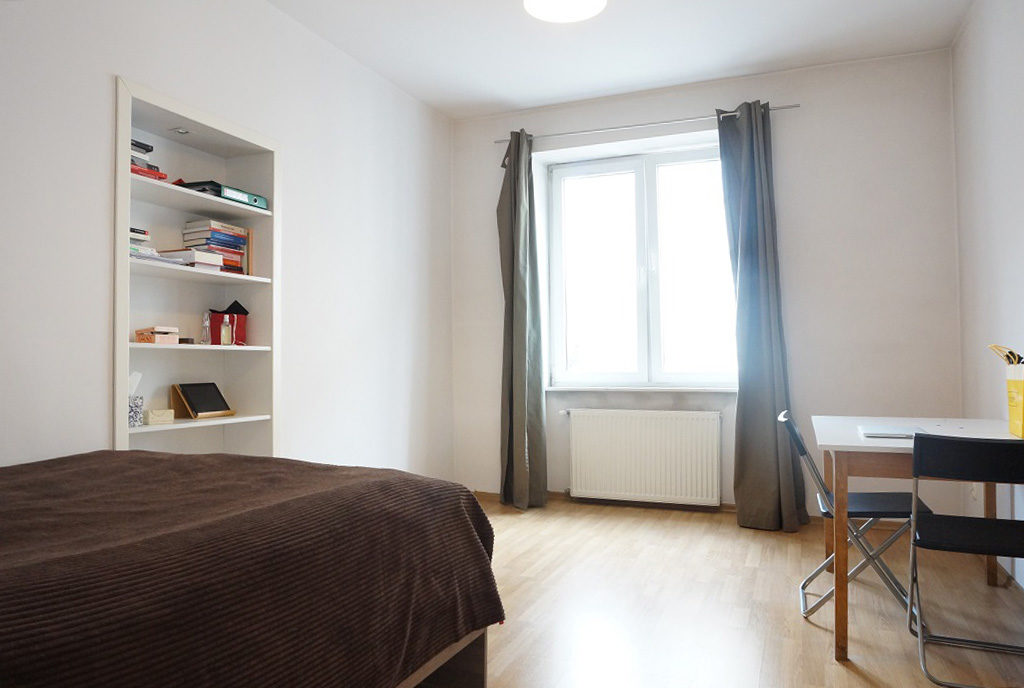 zdjęcie prezentuje sypialnię/gabinet w mieszkaniu do sprzedaży Wrocław Stare Miasto