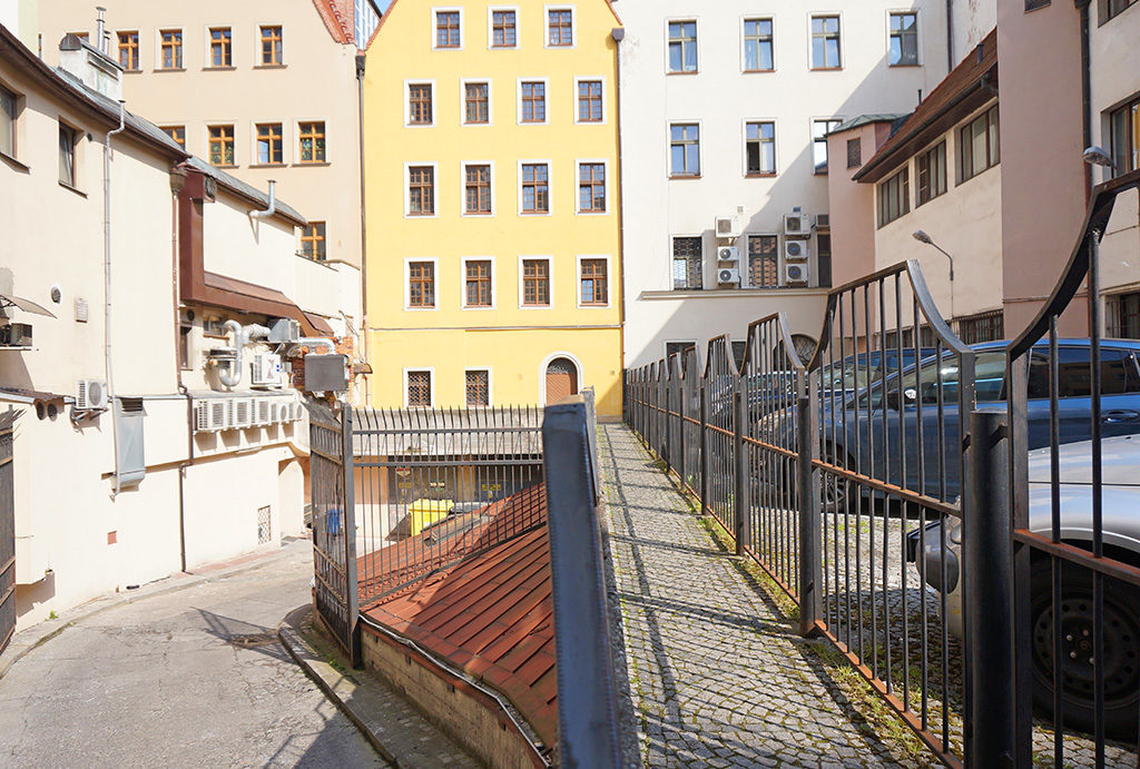 widok od podwórka na kamienice, gdzie mieści się oferowane do sprzedaży mieszkanie Wrocław Stare Miasto