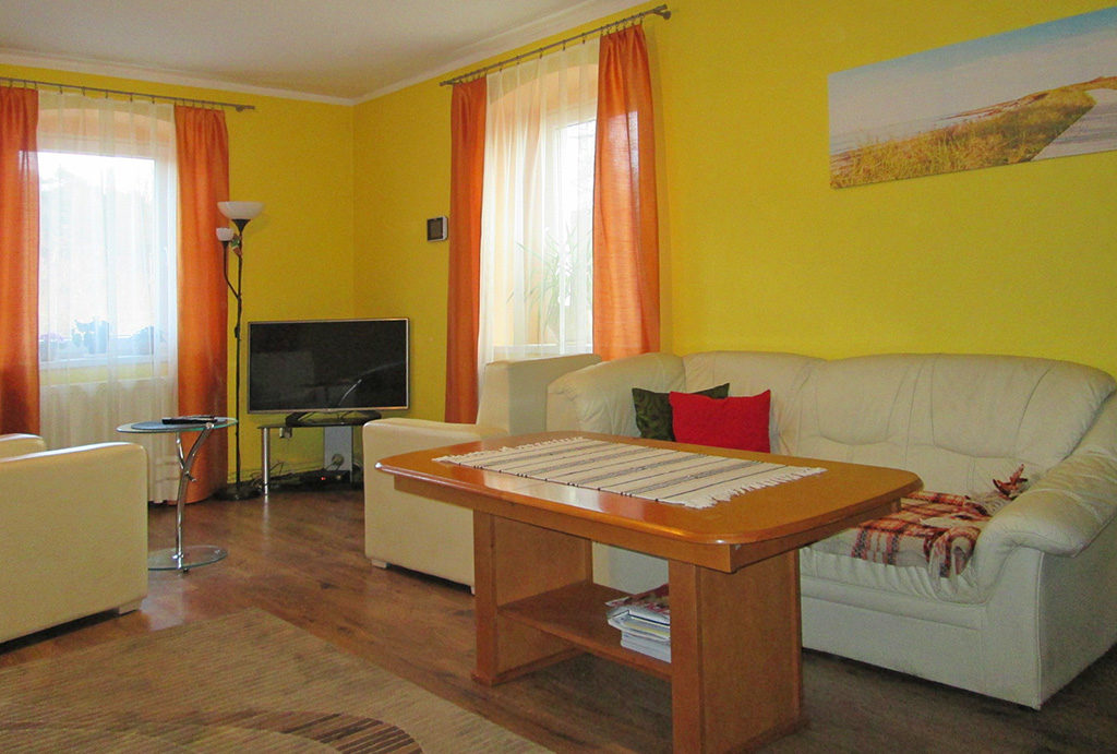 przestronne wnętrze salonu w mieszkaniu do sprzedaży Wrocław (okolice)