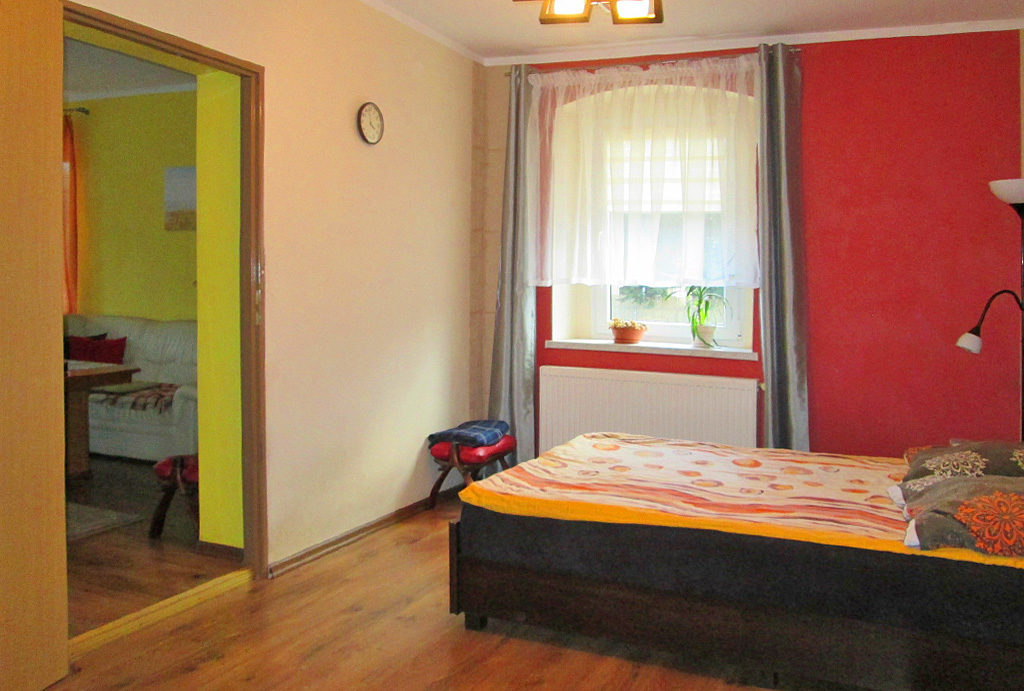 widok na zaciszną sypialnię w mieszkaniu do sprzedaży Wrocław (okolice)