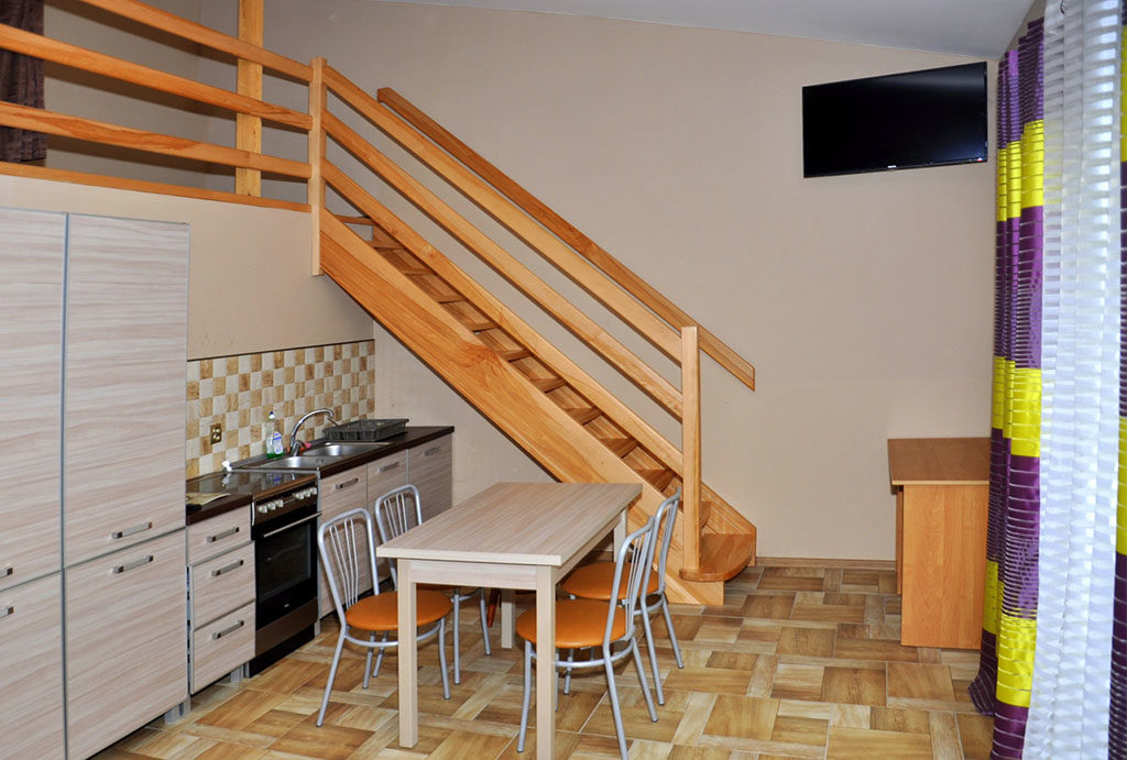 zdjęcie prezentuje jadalnię oraz wejście na antresolę w mieszkaniu do wynajęcia Wrocław okolice