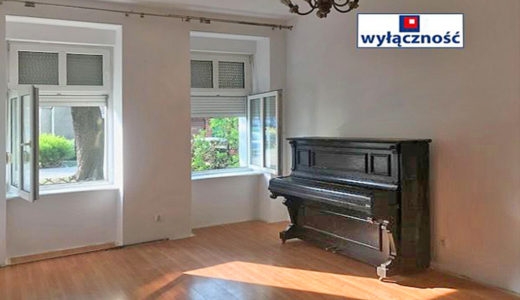 salon z pianinem w mieszkaniu do sprzedaży Wrocław Śródmieście