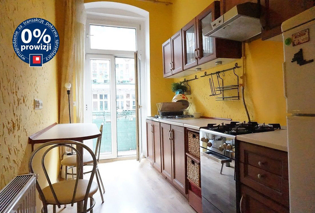 umeblowana w klasycznym stylu kuchnia w mieszkaniu na sprzedaż Wrocław Śródmieście