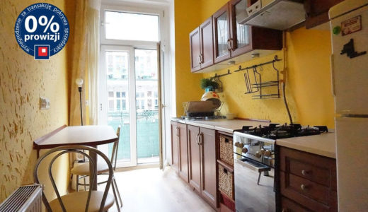 umeblowana w klasycznym stylu kuchnia w mieszkaniu na sprzedaż Wrocław Śródmieście