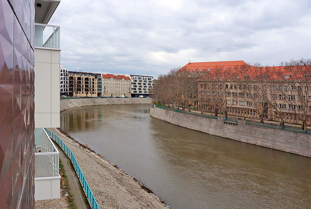 imponujący widok na okolicę i rzekę z mieszkania do sprzedaży Wrocław Śródmieście