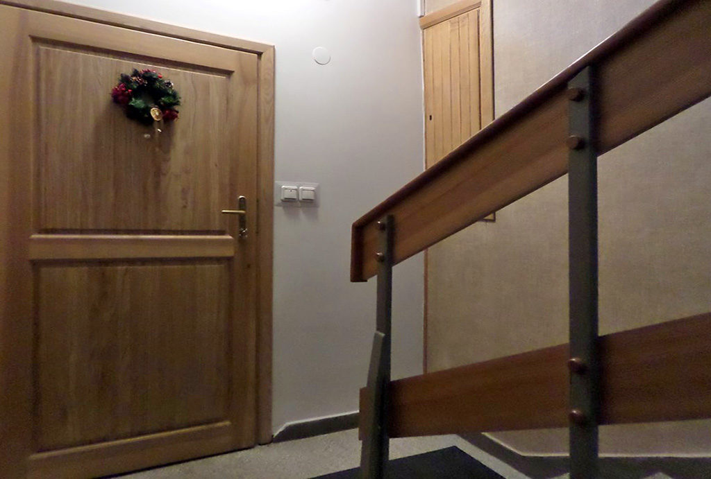 widok na klatkę schodową w budynku, gdzie mieści się oferowane na wynajem mieszkanie Wrocław Śródmieście