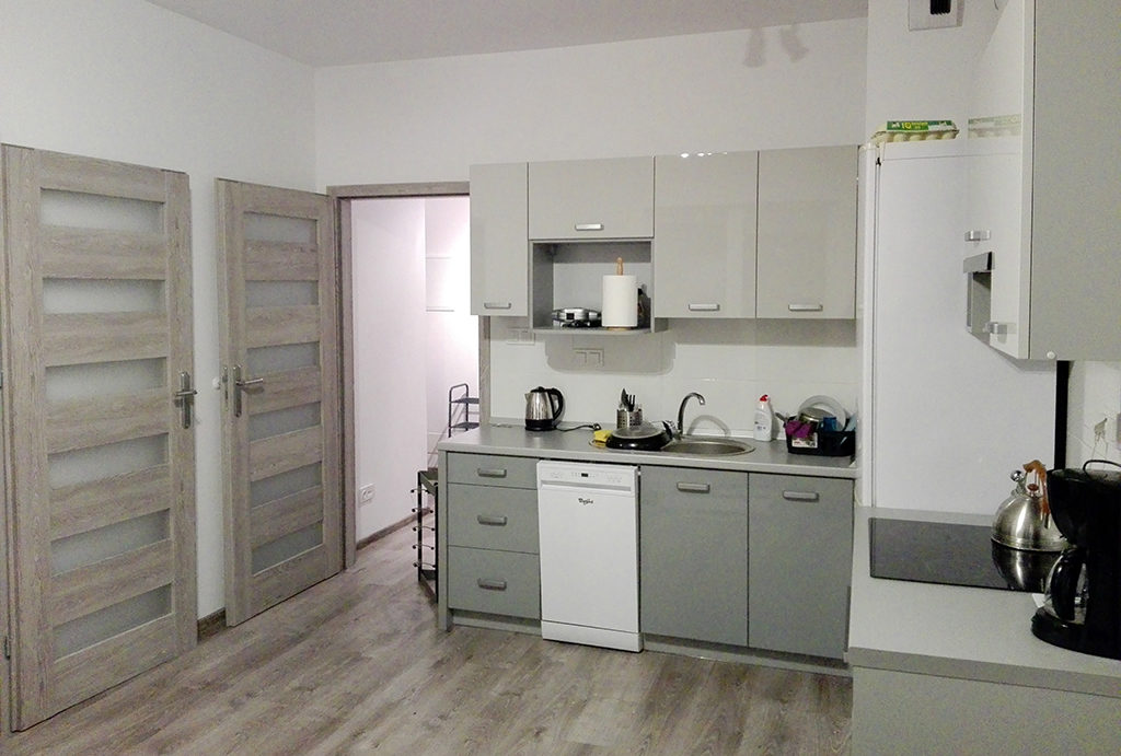 zdjęcie prezentuje komfortowy aneks kuchenny w mieszkaniu na wynajem Wrocław Krzyki