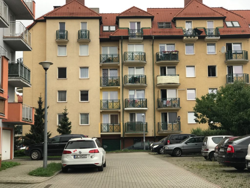 widok na apartamentowiec, w którym znajduje się oferowane na wynajem mieszkanie Wrocław Fabryczna
