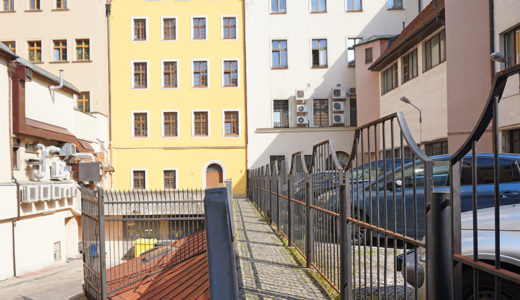 rzut od strony podwórka na kamienicę, w której usytuowane jest oferowane na sprzedaż mieszkanie Wrocław Stare Miasto