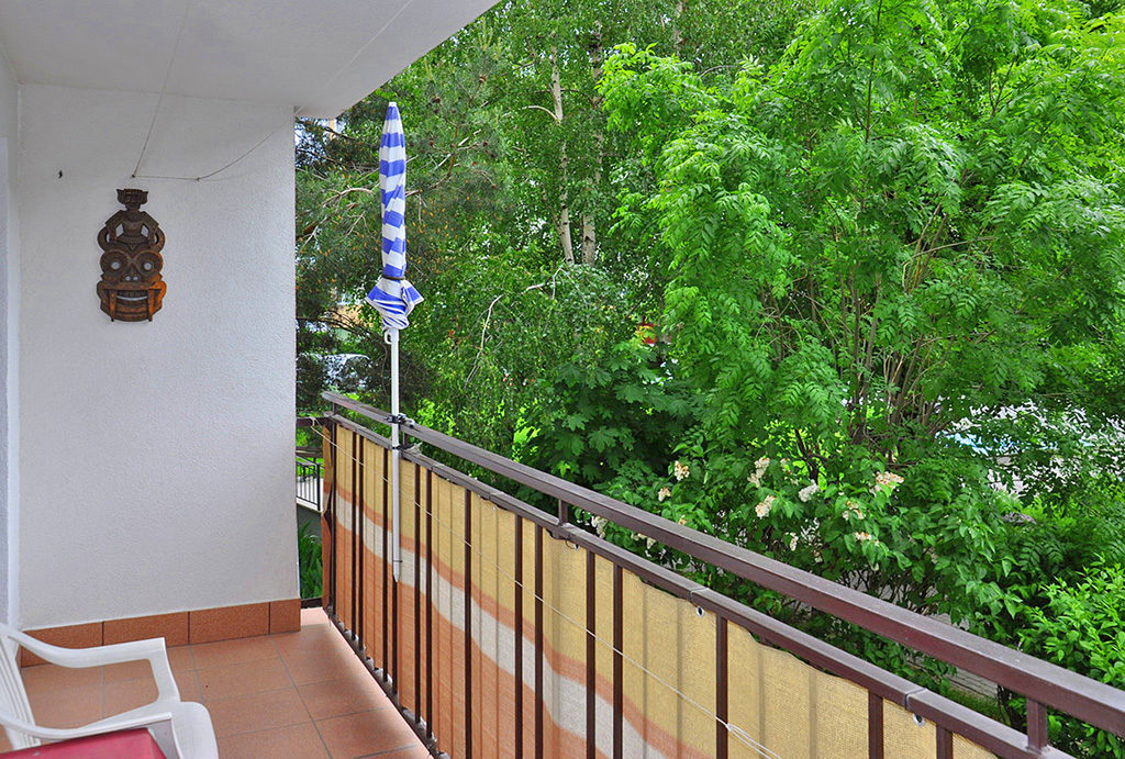 widok z balkonu na zieleń w mieszkaniu na sprzedaż Wrocław (okolice)