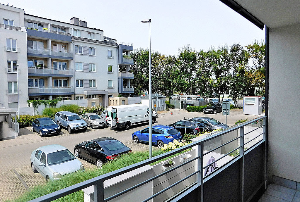 rzut z balkonu na osiedle, na którym znajduje się oferowane na sprzedaż mieszkanie Wrocław Krzyki 