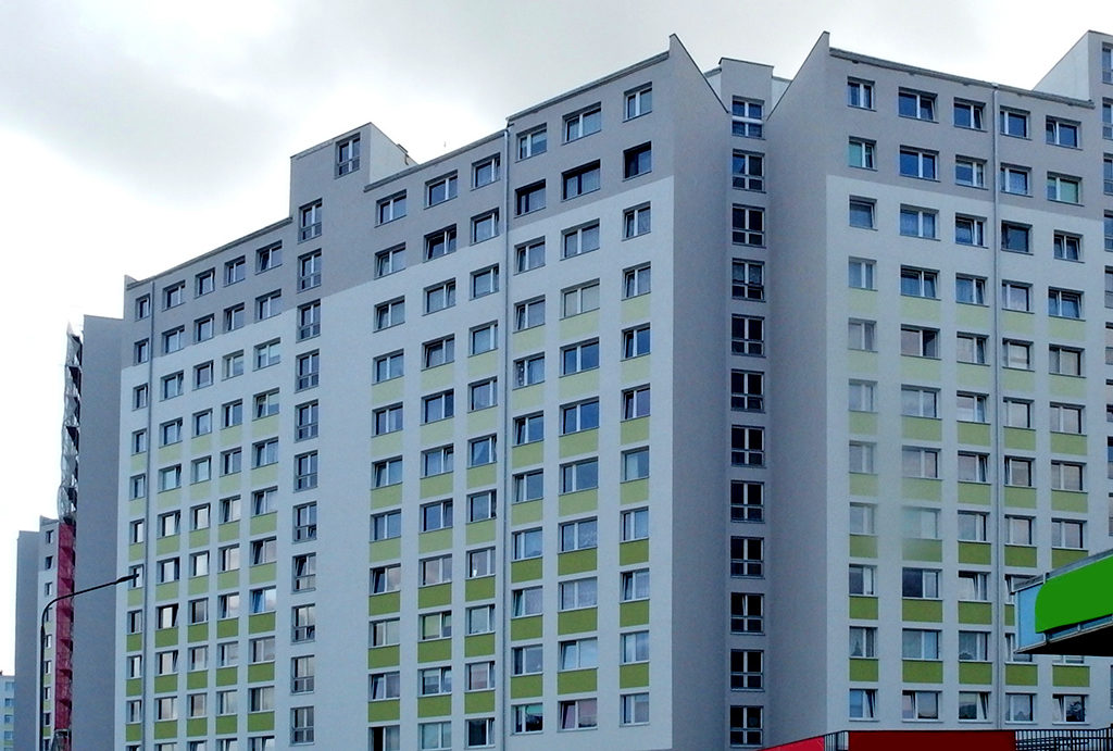 widok na wieżowiec, w którym znajduje się oferowane do sprzedaży mieszkanie Wrocław Fabryczna 