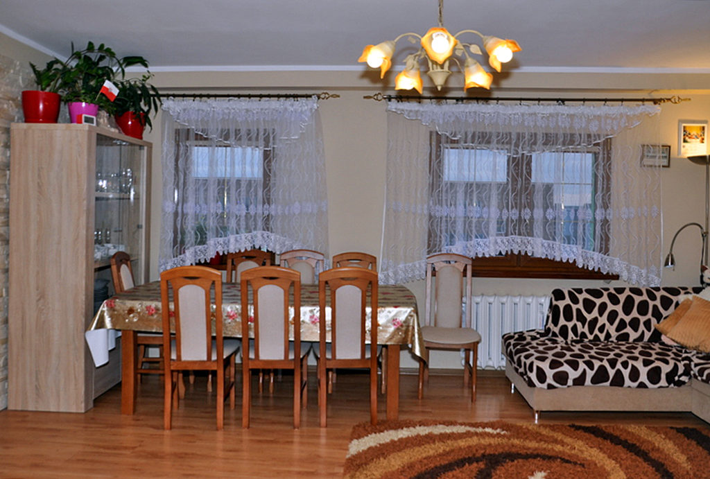 zaaranżowany w klasycznym stylu salon znajdujący się w mieszkaniu na sprzedaż Wrocław okolice 