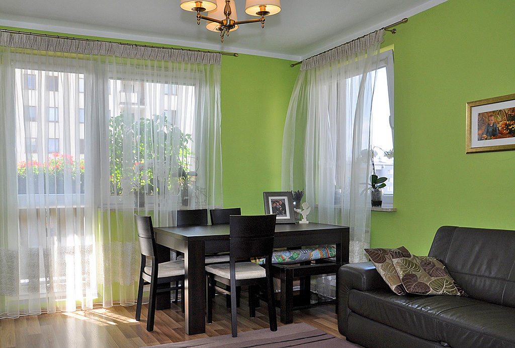 komfortowy i wytworny salon w mieszkaniu do sprzedaży Wrocław (okolice) 
