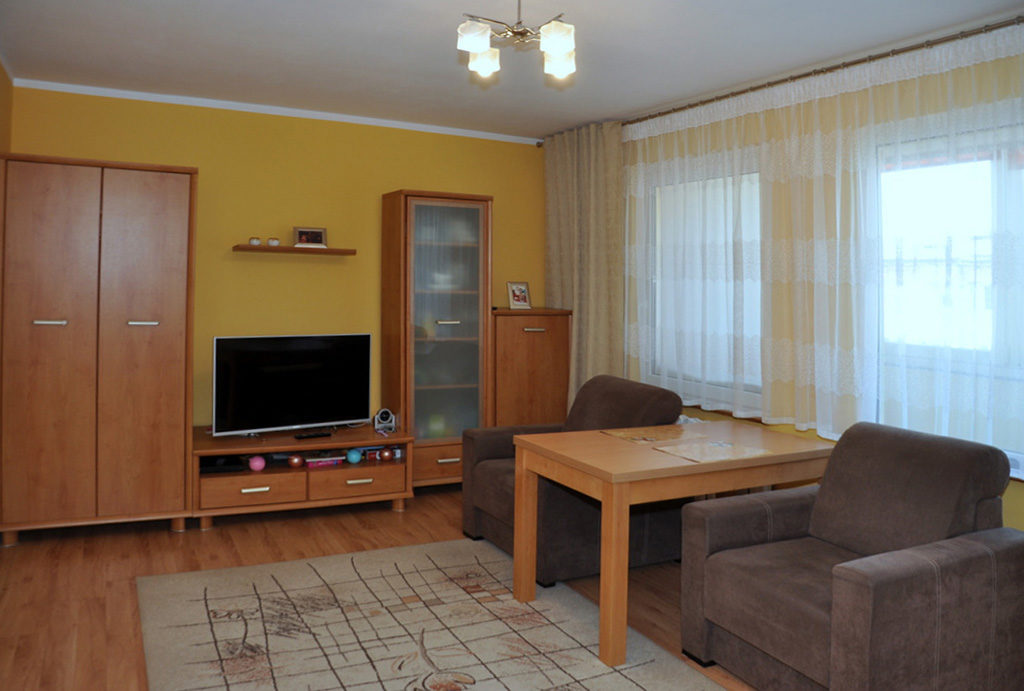 widok na komfortowy pokój dzienny w mieszkaniu na sprzedaż Wrocław okolice 