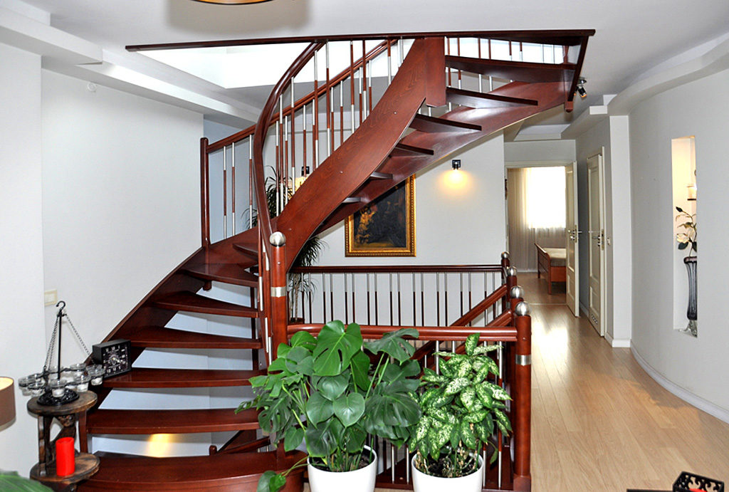 widok na hol i schody prowadzą ce na drugi poziom w mieszkaniu na wynajem Wrocław Krzyki