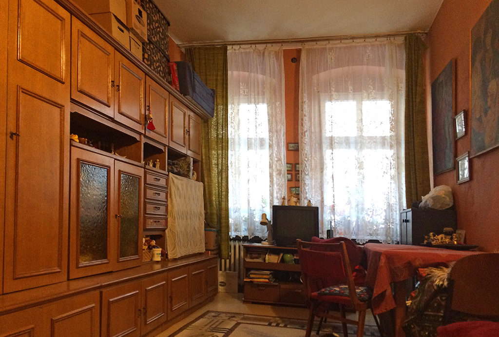 widok z innej perspektywy na pokój dzienny w mieszkaniu do sprzedaży Wrocław Krzyki