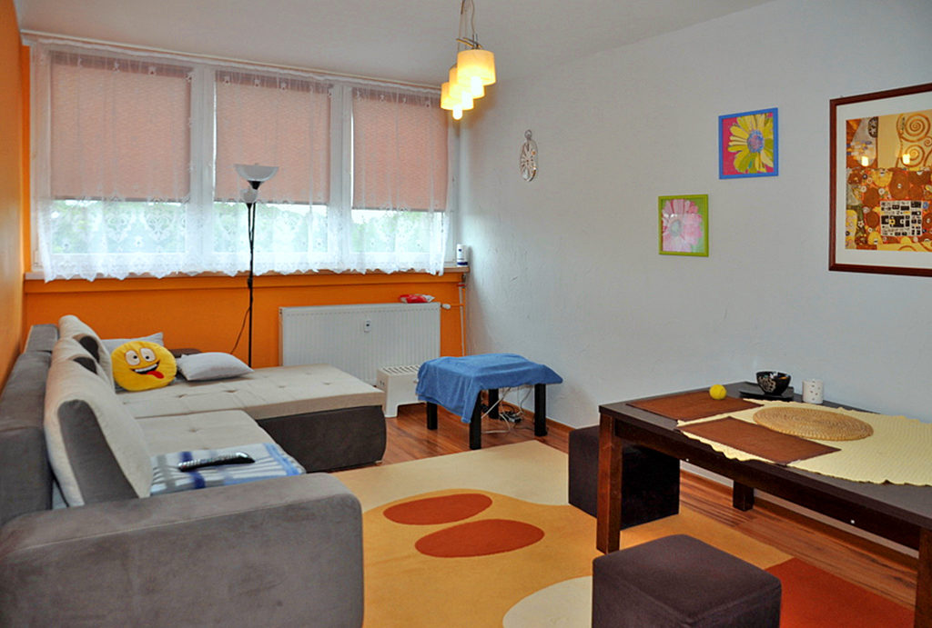widok na pokój dzienny w mieszkaniu na sprzedaż Wrocław (okolice)