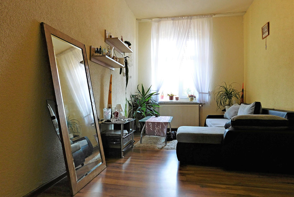 inna perspektywa salonu w mieszkaniu do sprzedaży Wrocław (okolice)