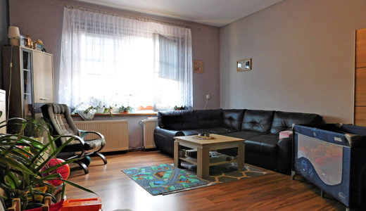na zdjęciu ekskluzywny salon w mieszkaniu na sprzedaż Wrocław (okolice)