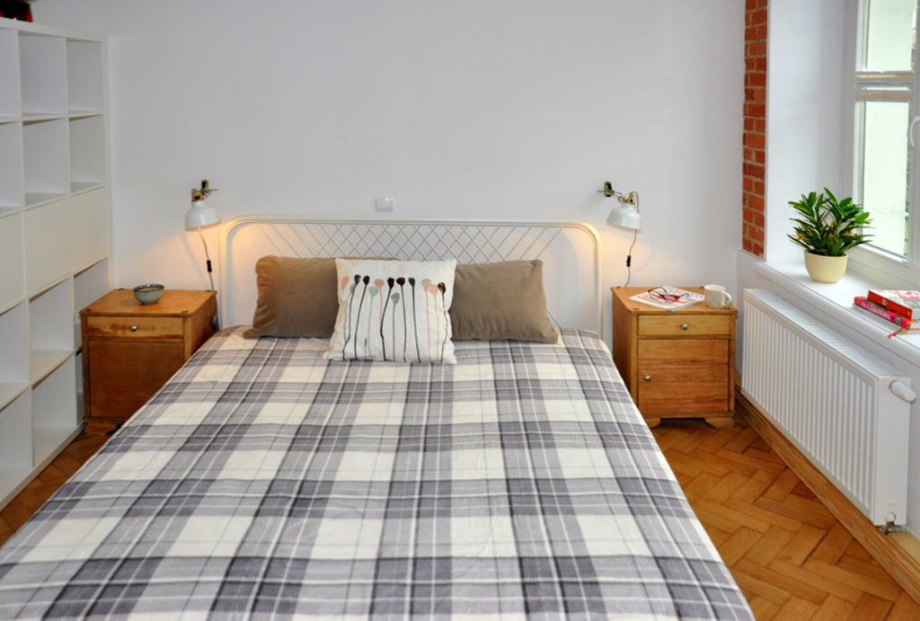 zaciszna sypialnia w mieszkaniu do wynajmu Wrocław Śródmieście 