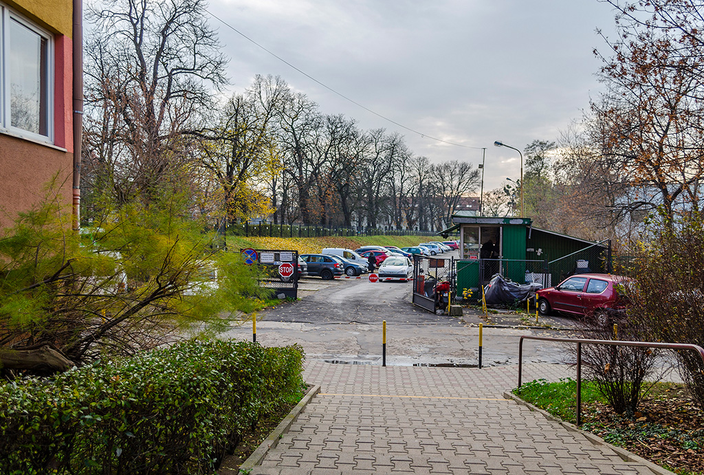 widok na całe osiedle, gdzie mieści się oferowane na sprzedaż mieszkanie Wrocław Krzyki
