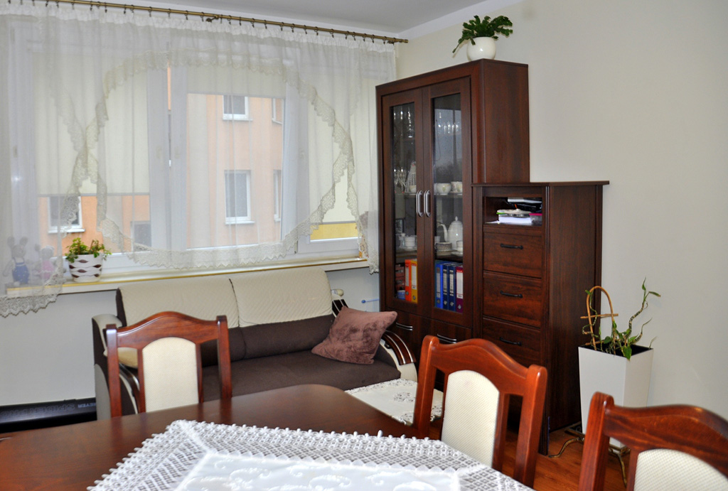 widok z innej perspektywy na komfortowy salon w mieszkaniu na sprzedaż Wrocław (okolice, Oława)