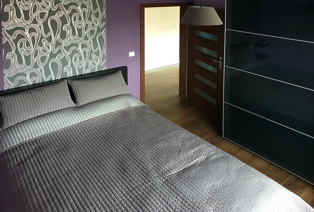 zaciszna sypialnia w mieszkaniu na wynajem Wrocław Kiełczów