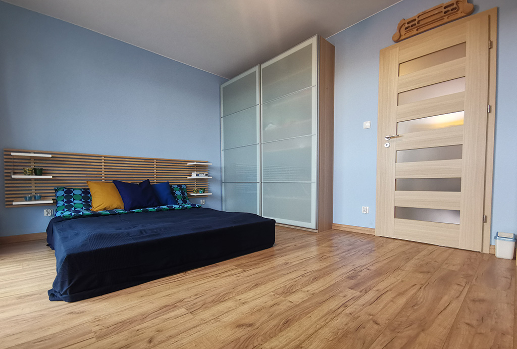 na zdjęciu elegancka sypialnia w mieszkaniu do sprzedaży Wrocław Krzyki