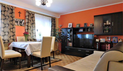 komfortowy salon w mieszkaniu na sprzedaż Wrocław (okolice, Oława)