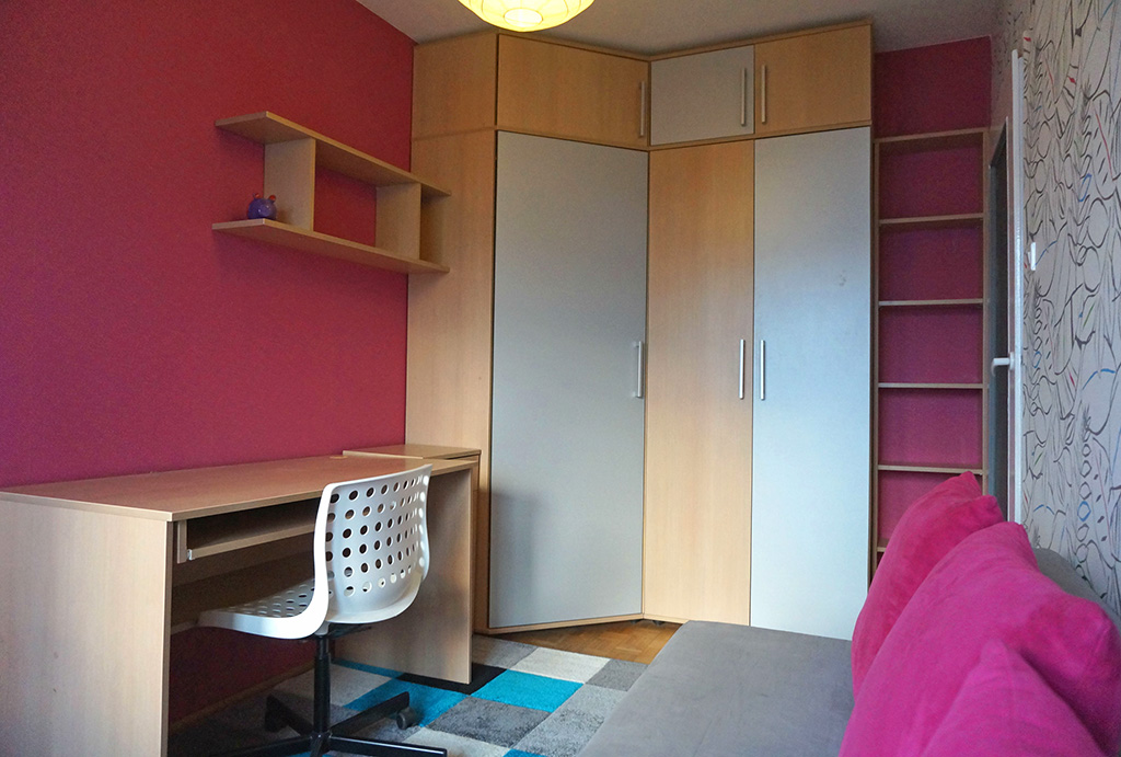 widok na komfortowy pokój w mieszkaniu do wynajmu Wrocław Fabryczna