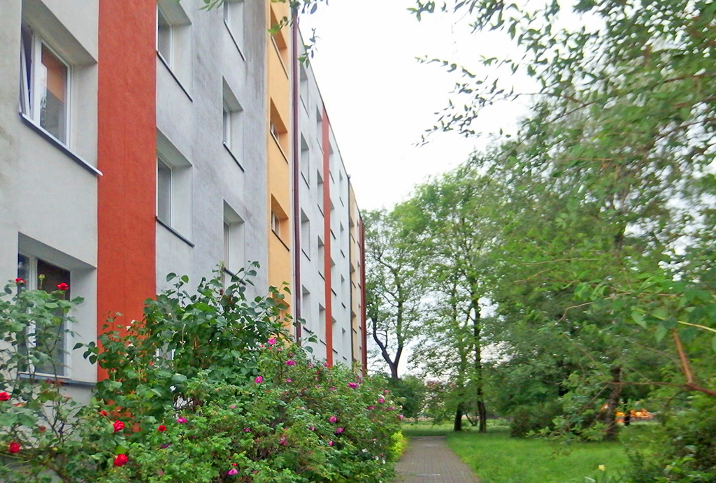 zielone osiedle, na którym znajduje się oferowane na sprzedaż mieszkanie Wrocław Krzyki