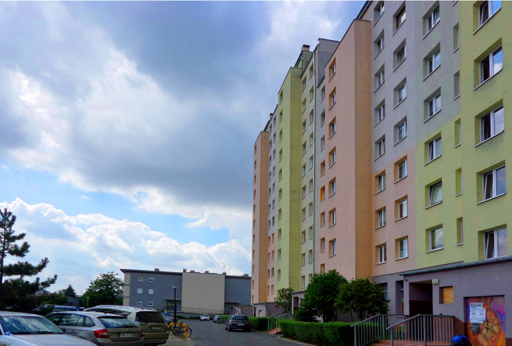 spokojne osiedle, na którym znajduje się oferowane do sprzedaży mieszkanie Wrocław Krzyki