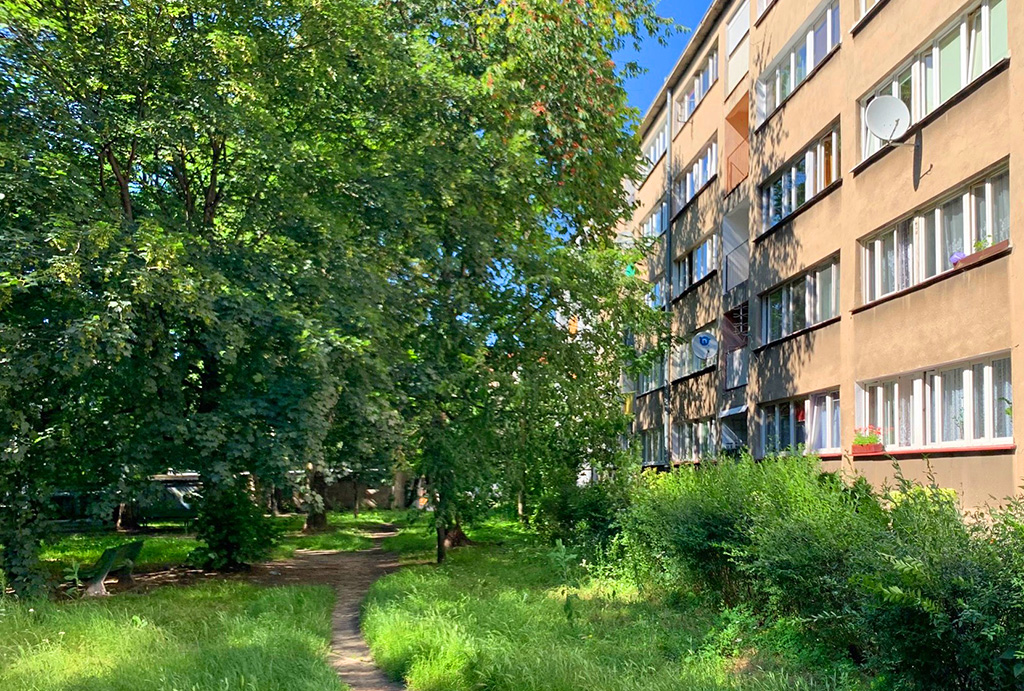 zielone osiedle, na którym znajduje się oferowane do sprzedaży mieszkanie Wrocław Stare Miasto