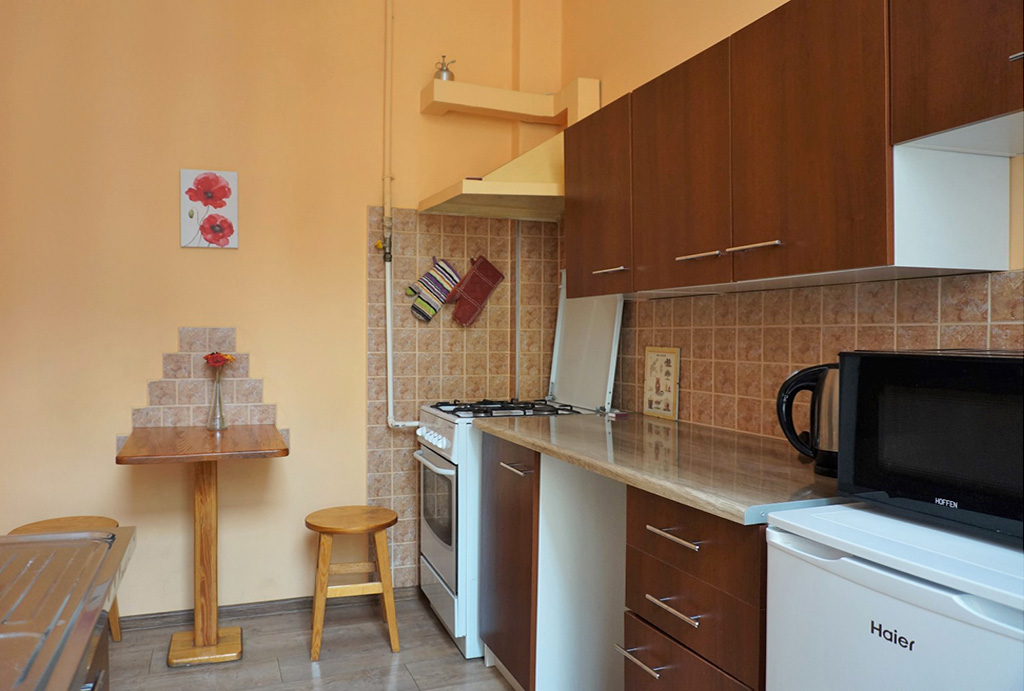 kuchnia w funkcjonalnej zabudowie w mieszkaniu do wynajęcia Wrocław Stare Miasto