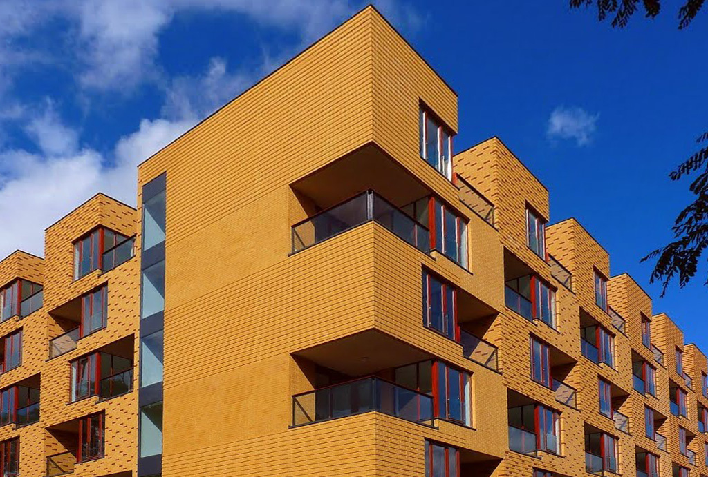 widok z boku na apartamentowiec, w którym znajduje się oferowane do sprzedaży mieszkanie Wrocław Fabryczna