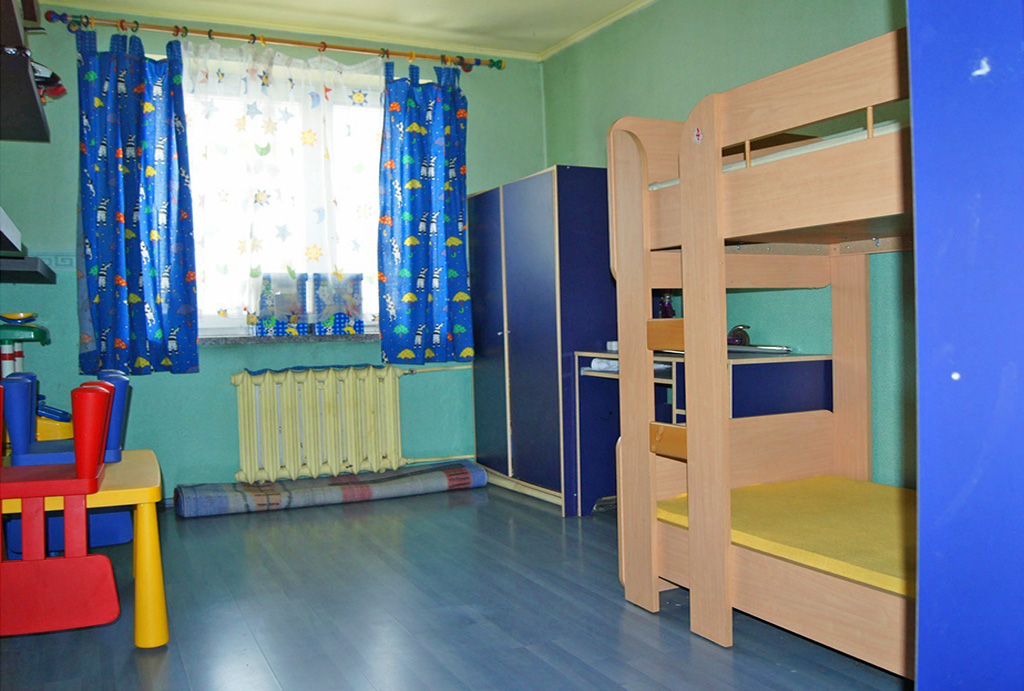 gustownie zaaranżowany pokój dla dziecka w mieszkaniu do sprzedaży Wrocław (okolice)