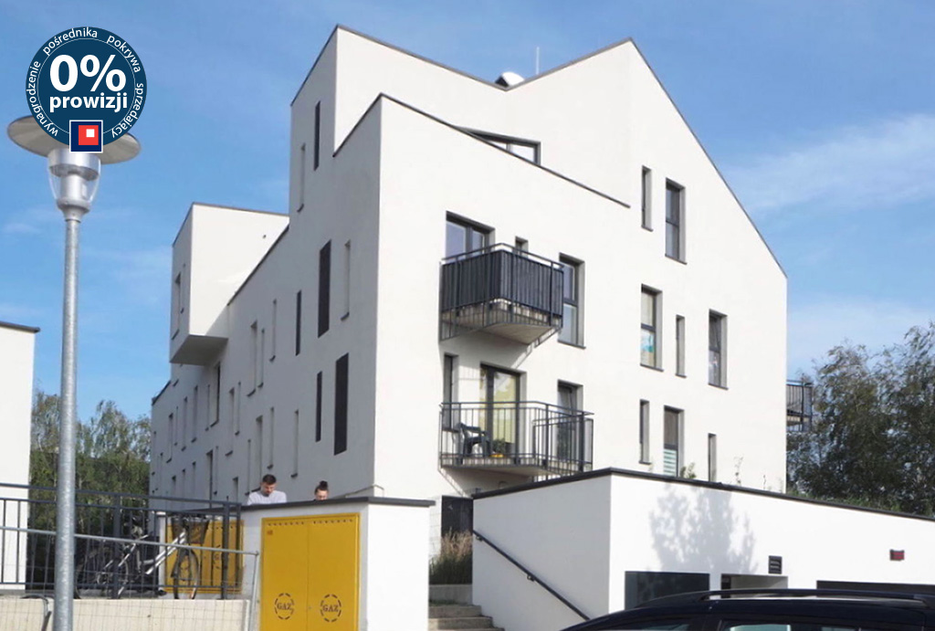 nowoczesne osiedle, na którym znajduje się oferowane na sprzedaż mieszkanie Wrocław